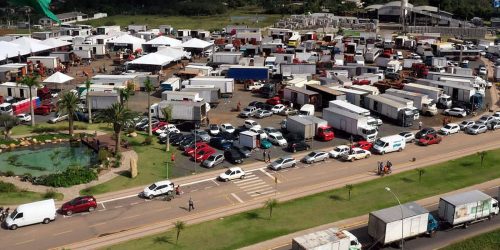 Imagem referente a Após alagamento, Ceasa improvisa feira em estacionamento em Gravataí