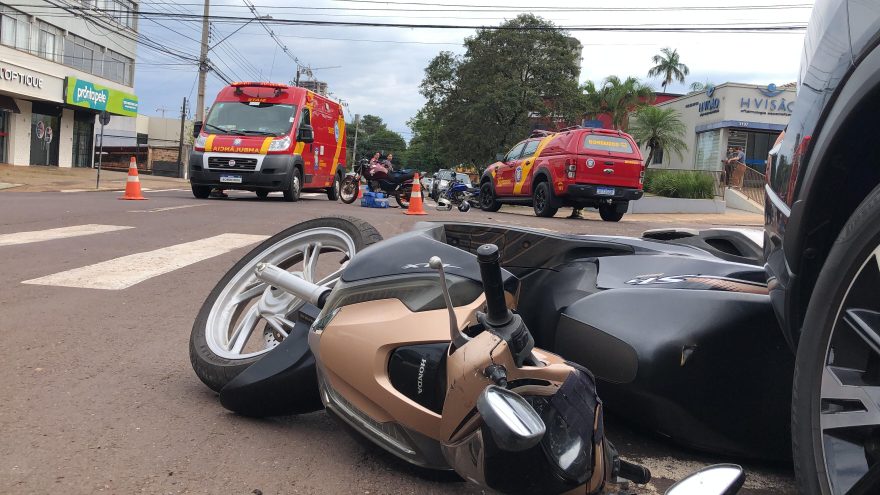Motociclistas se envolvem em colisão no Centro e Corpo de Bombeiros é acionado