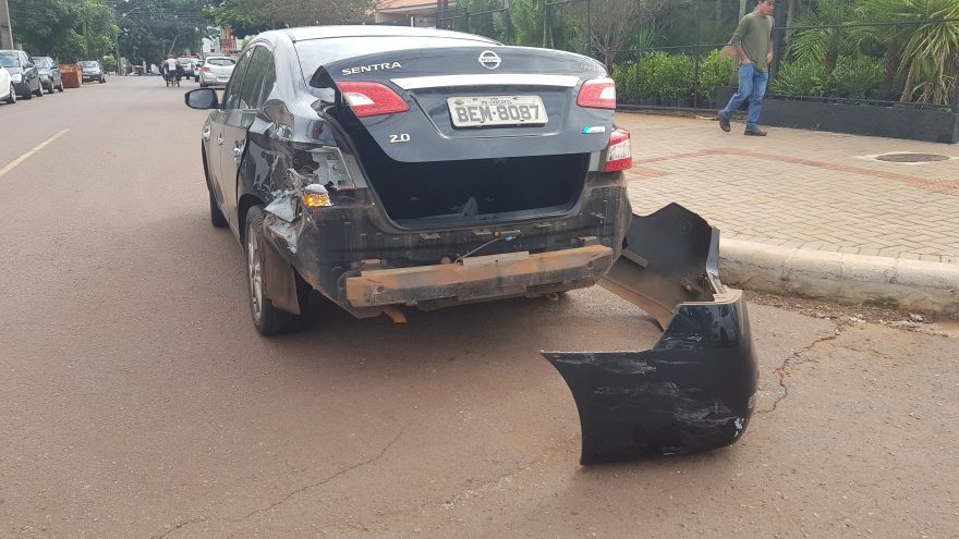 Jovem tem fratura aberta na perna após colisão na Rua JK, no Alto Alegre