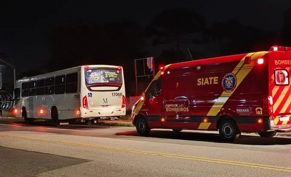 Pedestre distraído com fones de ouvido é atropelado por ônibus ao atravessar avenida
