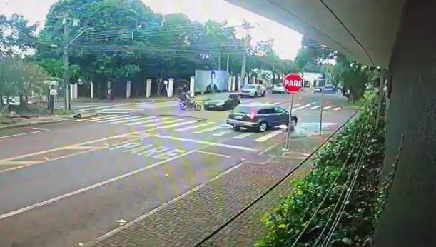 Câmera de segurança registra colisão entre moto e Sandero na Rua Afonso Pena
