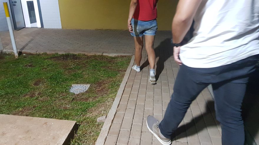 De chinelo e meia, mulher com mandado em aberto é presa no Santa Felicidade