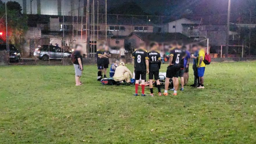 Essa doeu! Homem fratura a perna em partida de futebol no São Cristóvão