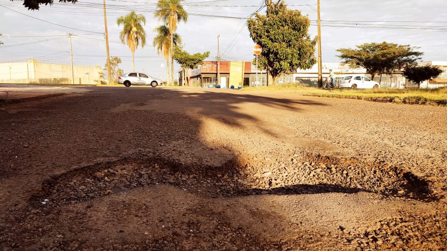 Motoristas sofrem com buracos na rua Londrina