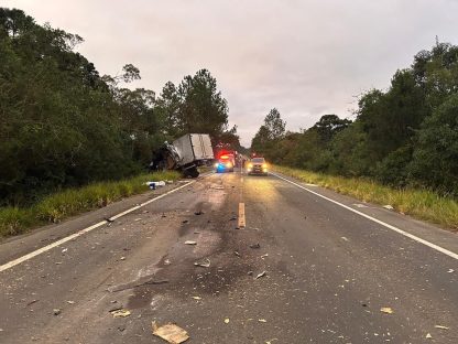 Colisão fatal na BR-153: caminhoneiro de 44 anos morre em acidente Imagem referente a Colisão fatal na BR-153: caminhoneiro de 44 anos morre em acidente