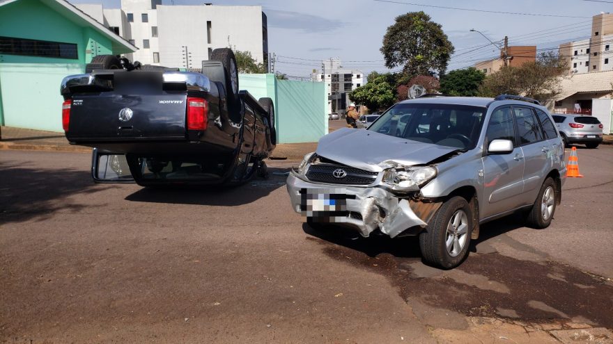 Homem fica ferido após capotamento de caminhonete no Neva