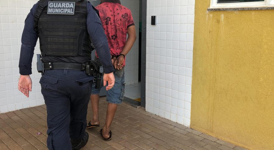 Homem é detido após furtar chocolates em supermercado de Cascavel