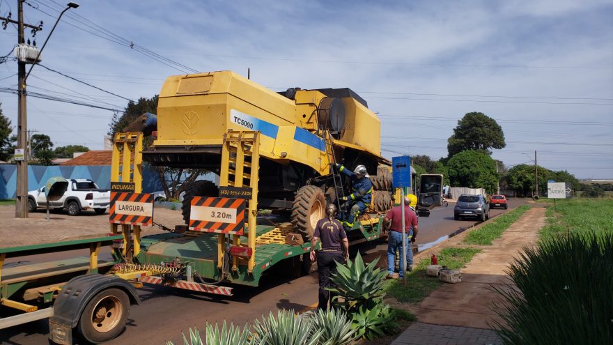 Após encostar em fiação elétrica, maquinário agrícola pega fogo no Bairro Santos Dumont