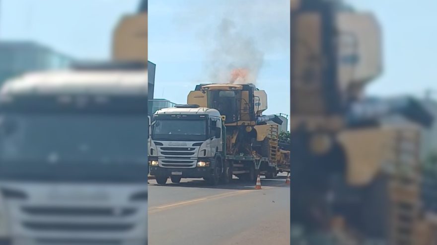 Veja momento em que maquinário agrícola pega fogo no Bairro Santos Dumont