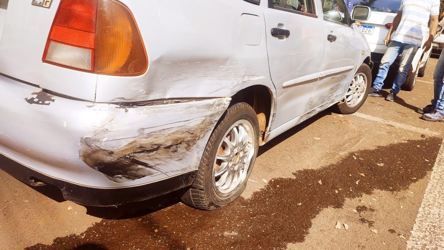 Dirigindo Saveiro, motorista perde o controle e atinge Polo estacionado na Rua Recife