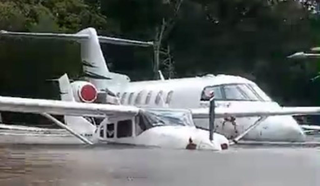 Água volta a subir no aeroporto de Porto Alegre e atinge aviões; veja vídeo