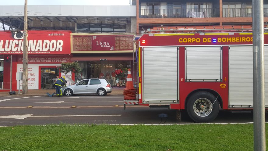 Corpo de Bombeiros é mobilizado após carro apresentar risco de incêndio no Centro