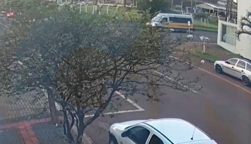 Câmera de segurança registra acidente que envolveu ciclista e Van escolar no Bairro Neva Imagem referente a Câmera de segurança registra acidente que envolveu ciclista e Van escolar no Bairro Neva