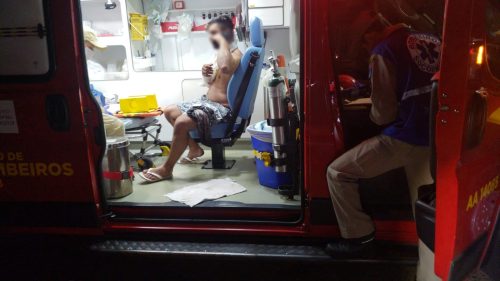 Motociclista sofre queda no Bairro Periolo e é socorrido pelos Bombeiros Imagem referente a Motociclista sofre queda no Bairro Periolo e é socorrido pelos Bombeiros