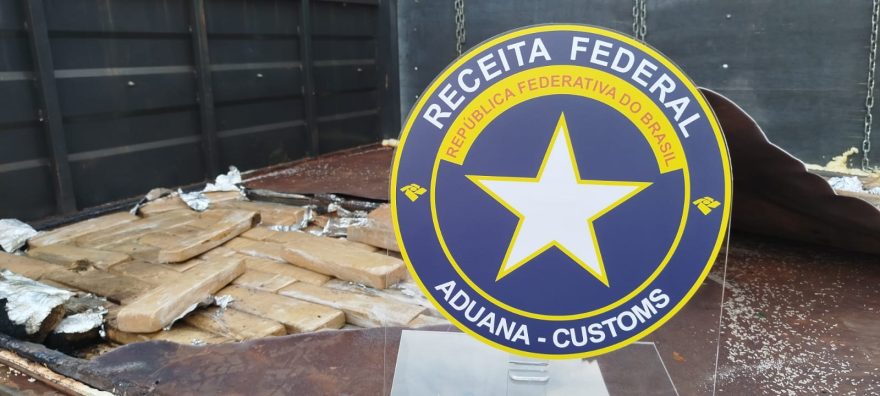 Motorista foge e deixa caminhão cheio de maconha em posto aduaneiro em Guaíra