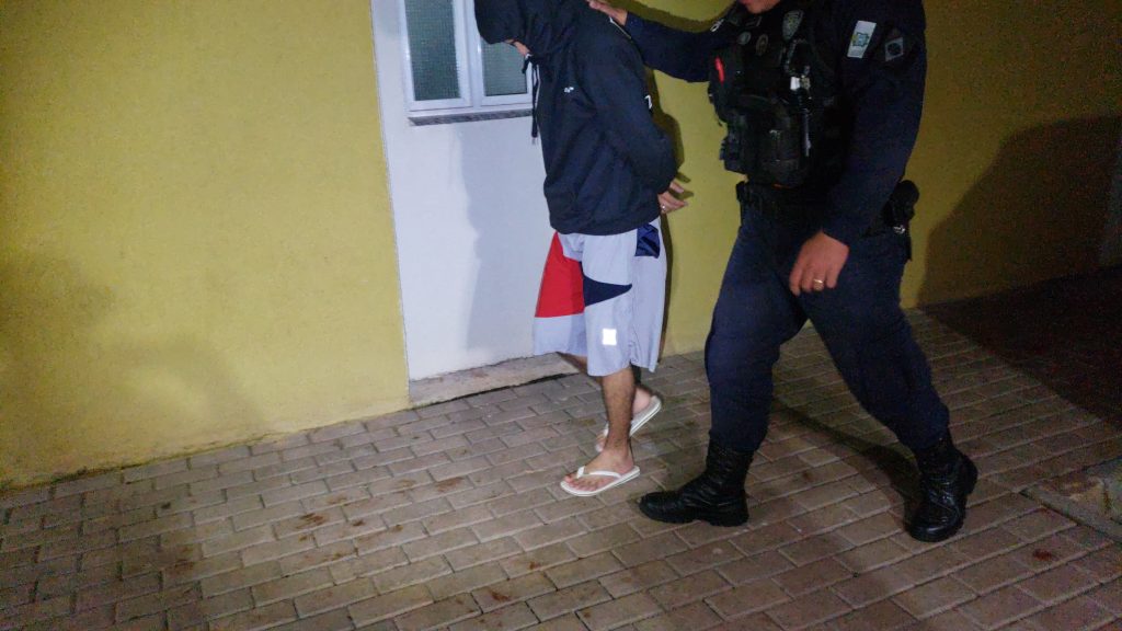 Homem desobedece ordem de parada em blitz e é detido pela Guarda Municipal
