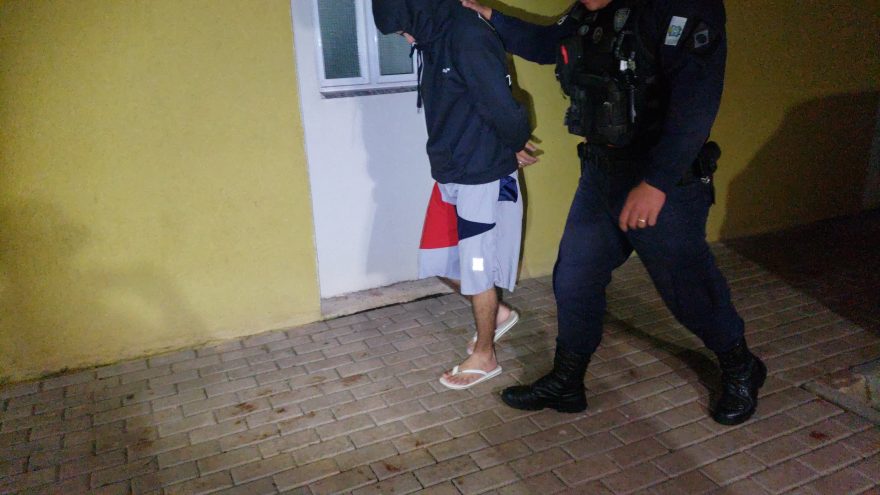 Homem desobedece ordem de parada em blitz e é detido pela Guarda Municipal