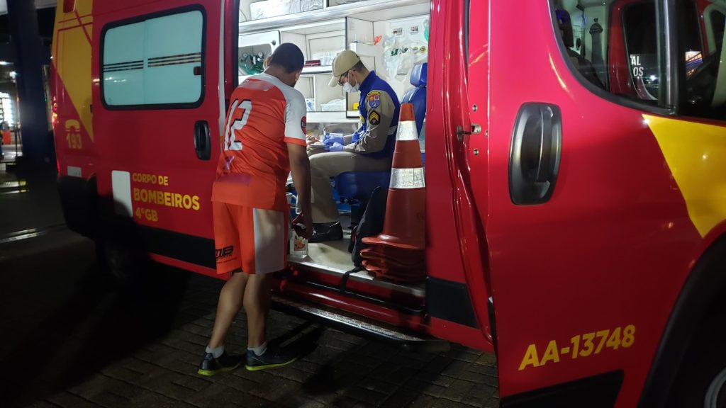 Homem bate a cabeça em parede durante jogo de futebol e é socorrido pelo Corpo de Bombeiros