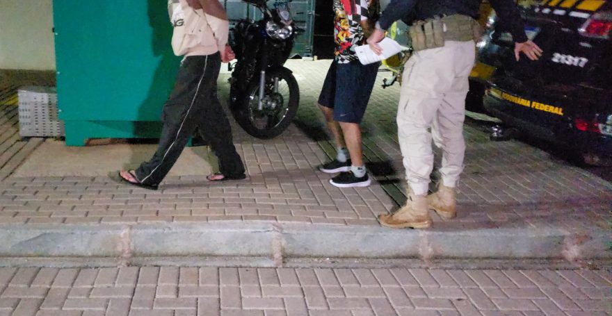 PRF detém homem com carro furtado e condutor embriagado durante abordagens na BR-277