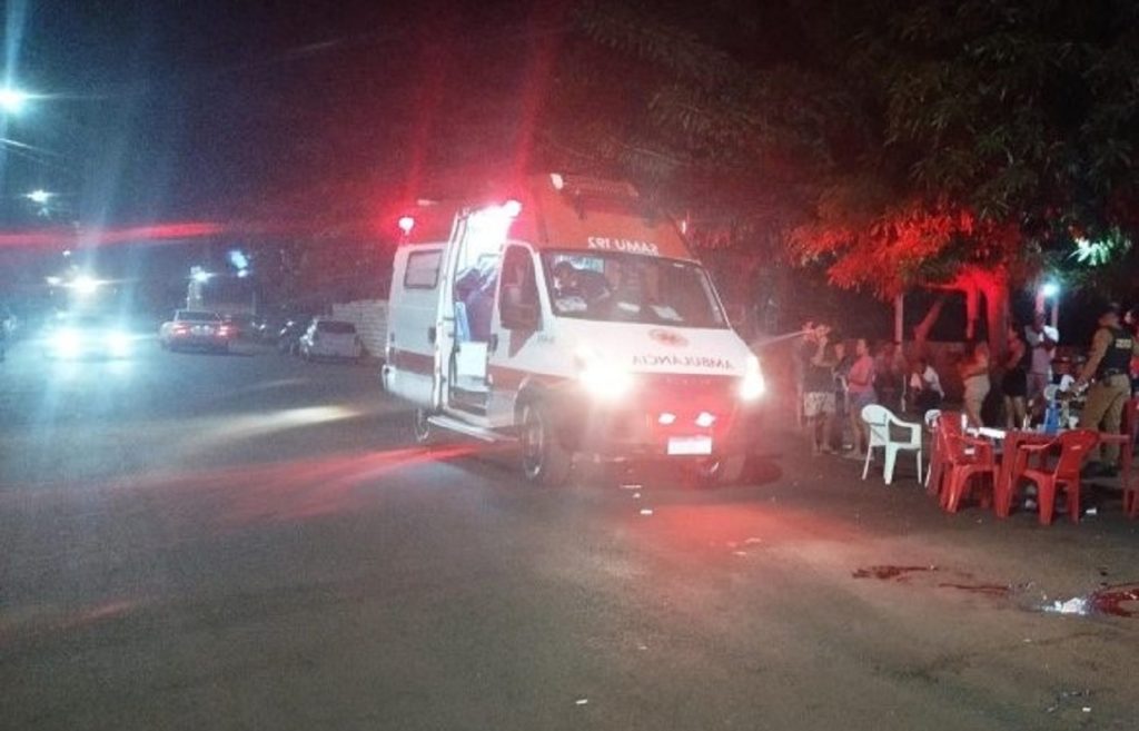Homem morre e dois ficam feridos ao serem baleados em frente a um bar em Santa Helena