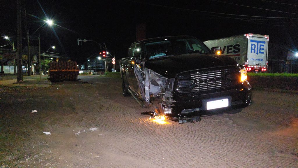 Dodge RAM fica destruída ao atingir máquina de rolo compactador na Avenida Carlos Gomes