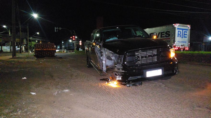 Dodge RAM fica destruída ao atingir máquina de rolo compactador na Avenida Carlos Gomes