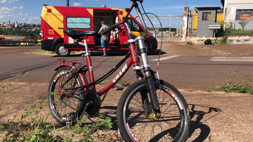 Mulher sofre suspeita de fratura no nariz após cair de bicicleta no 14 de Novembro