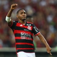 Imagem referente a Flamengo afasta crise com vitória de 2 a 0 contra Timão no Brasileiro