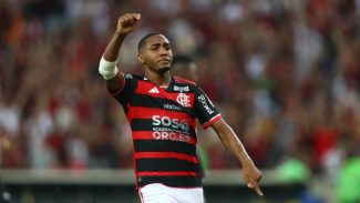 Flamengo afasta crise com vitória de 2 a 0 contra Timão no Brasileiro