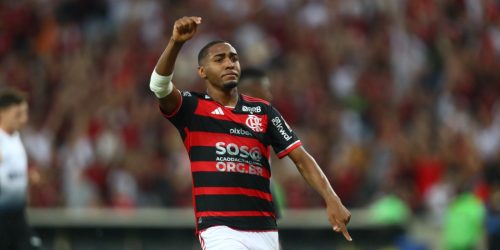 Imagem referente a Flamengo afasta crise com vitória de 2 a 0 contra Timão no Brasileiro