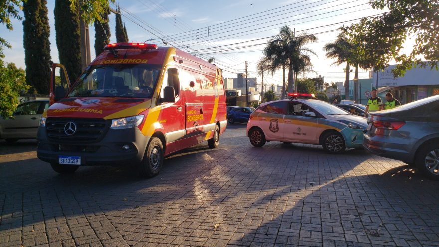 Engavetamento: motorista foge, mulher se fere e carro é recolhido por dívidas em acidente na Barão
