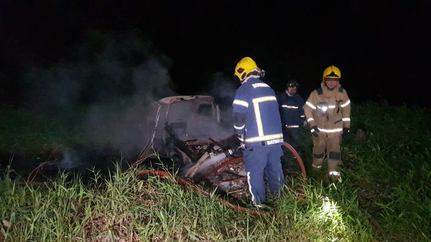 Fusca é consumido pelas chamas no Vila Tolentino