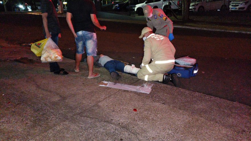 Motociclista sofre fratura exposta na perna após colisão com veículo Logan em Cascavel