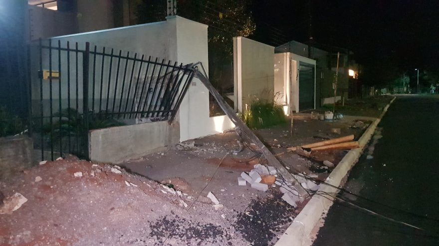 Atenção motoristas! Caminhão derruba poste no Maria Luiza e fios ficam espalhados sobre a via