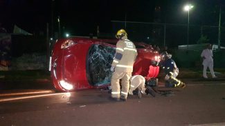 Jovem de 22 anos fica presa em ferragens após capotamento no Centro de Cascavel