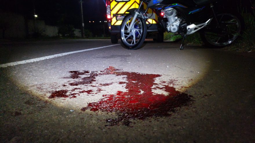 Batida entre motos deixa jovem ferido no bairro Floresta
