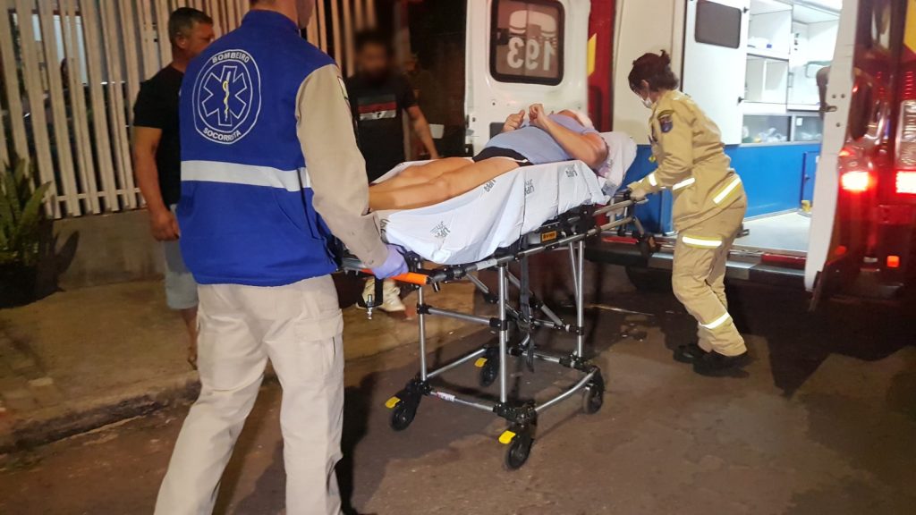 Mulher de 54 anos fere a cabeça ao cair dentro de casa no Santa Felicidade