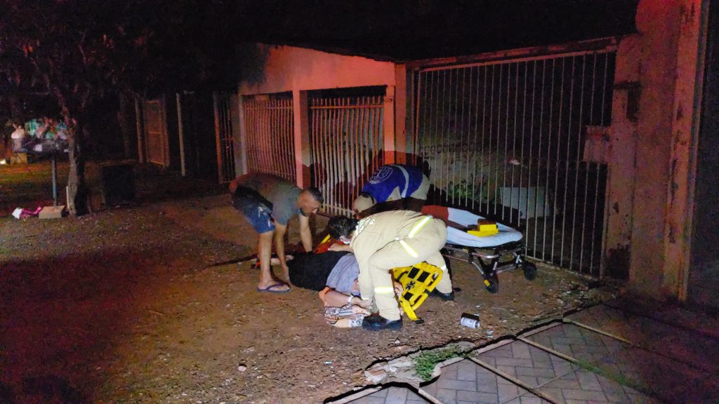 Idosa tem suspeita de fratura após tropeçar no degrau da calçada no Floresta