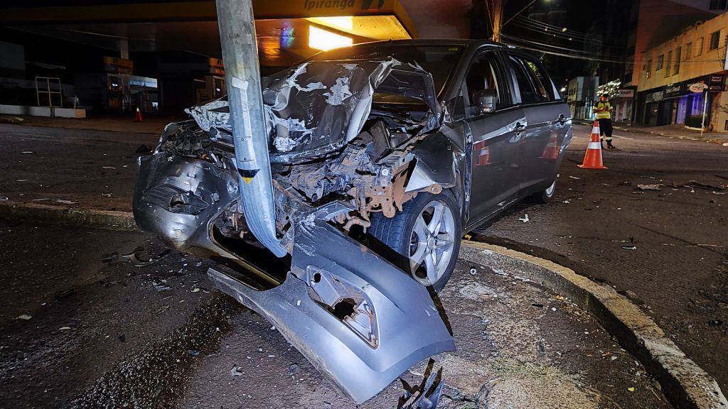 Condutor abandona veículo após forte colisão entre Focus e Amarok no Centro