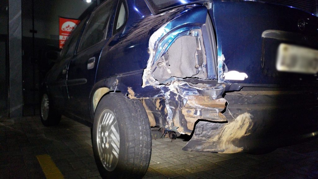Condutor embriagado é preso após colidir em carro estacionado no bairro Periolo