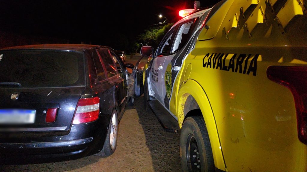 Casal faz disparos em distribuidora e é detido após fugir da Cavalaria