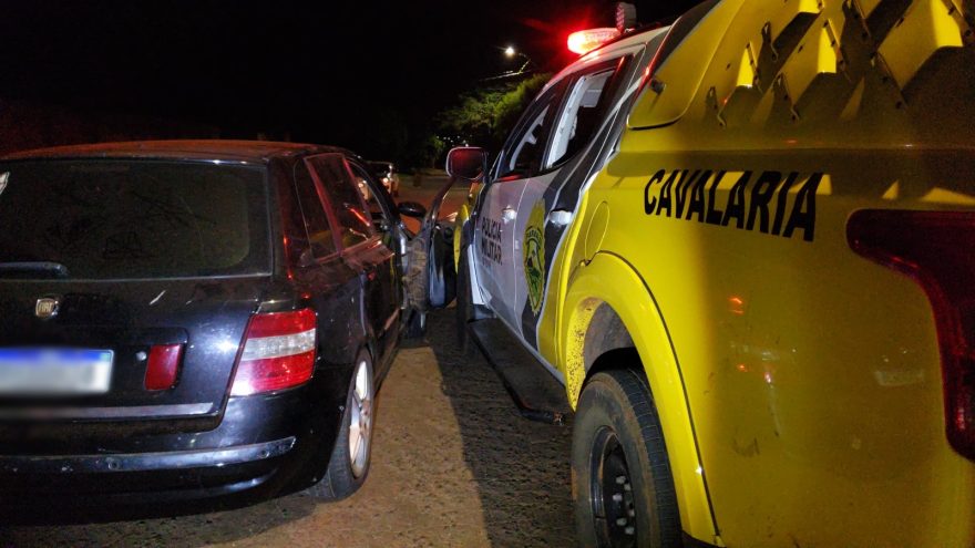 Casal faz disparos em distribuidora e é detido após fugir da Cavalaria