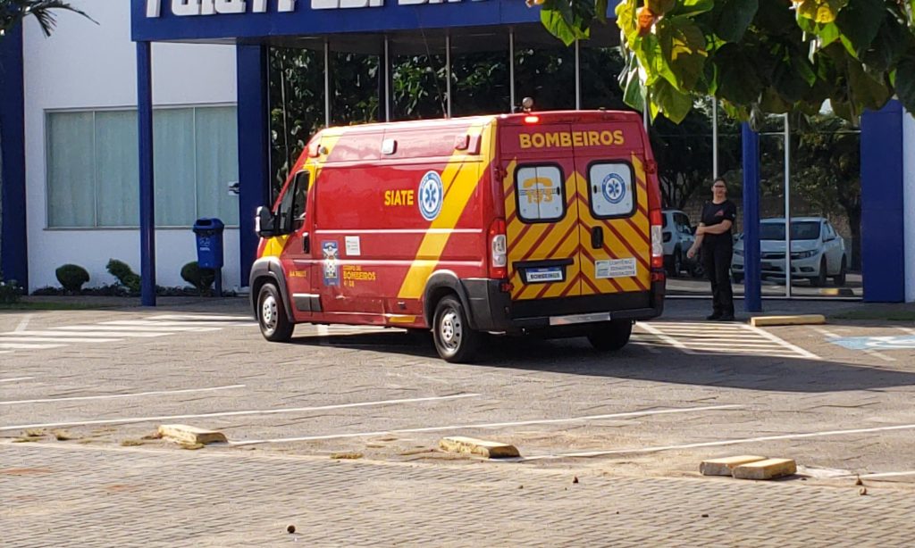 Criança é socorrida pelos Bombeiros após quebrar o braço em parquinho no Bairro São Cristóvão