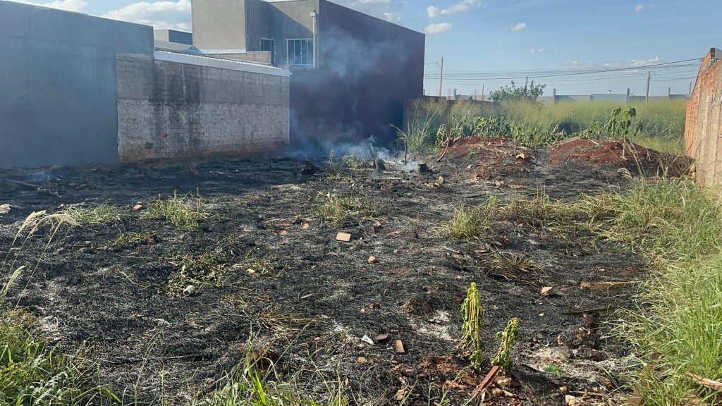 Equipe do Corpo de Bombeiros combate incêndio em vegetação no Bairro Esmeralda