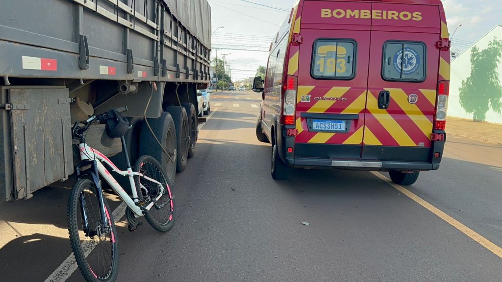Ciclista fica ferido após colidir contra caminhão estacionado no bairro Guarujá