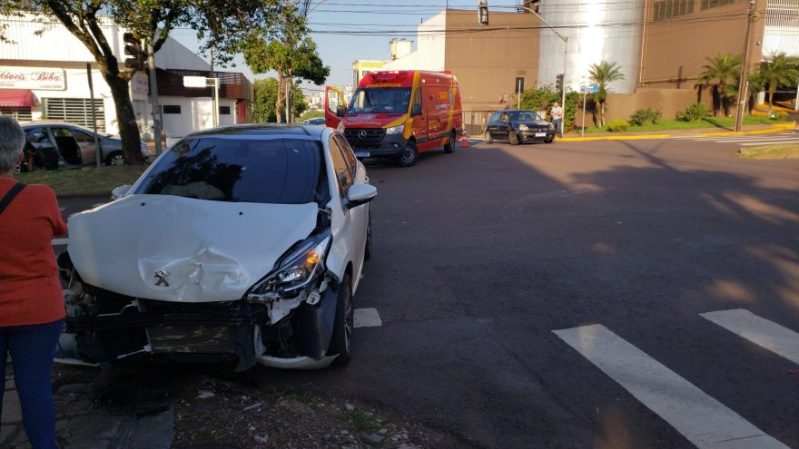 Carros se envolvem em forte colisão ao lado do Shopping JL e Corpo de Bombeiros é acionado