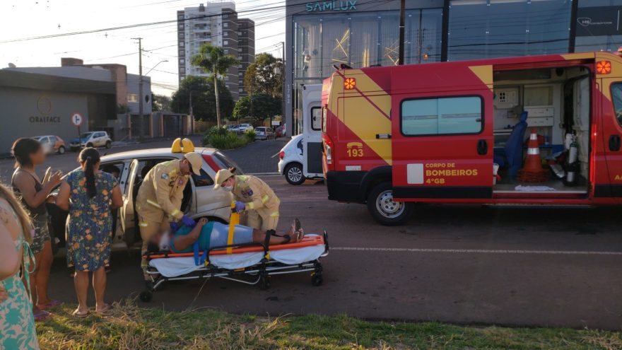 Colisão entre Fiat Argo e Corsa deixa mulher ferida no Bairro Neva