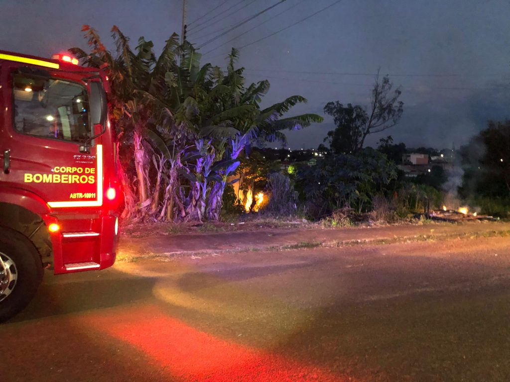 Incêndio em vegetação no Bairro Santa Cruz mobiliza Corpo de Bombeiros