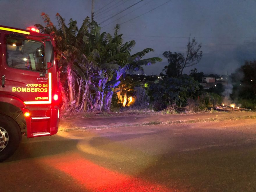 Incêndio em vegetação no Bairro Santa Cruz mobiliza Corpo de Bombeiros