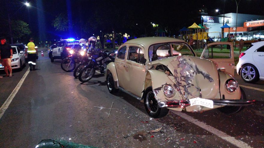 Fusca fica destruído após atingir traseira de Scenic na Avenida Brasil